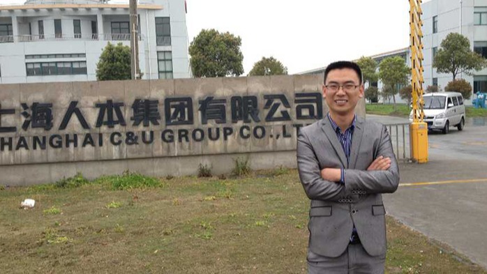 红杏首页入口-重要客户处留影