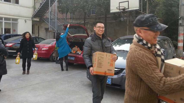 红杏首页入口参加公益活动